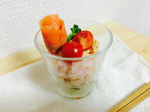 グラスに盛り付けたひな祭りのちらし寿しケーキ