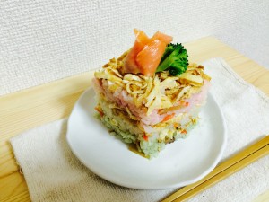 色鮮やかに盛りつけられた一人分のひし型ちらし寿しキーキ