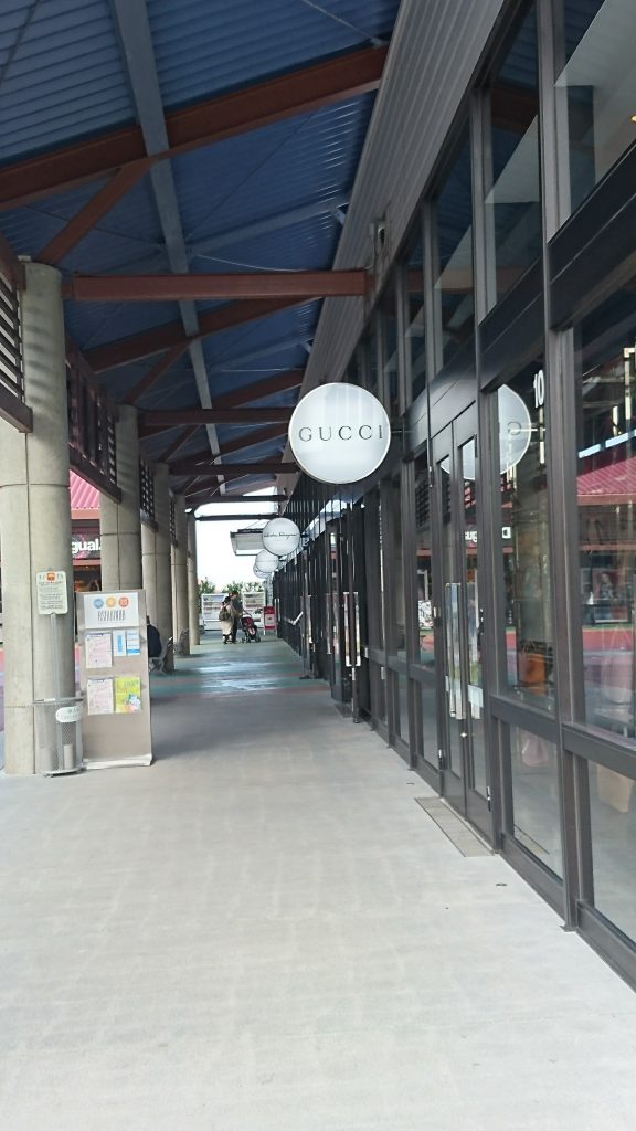 GUCCHI、フェラガモのショップ前